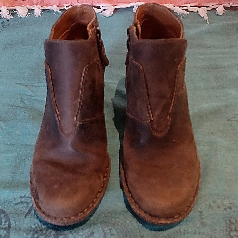 Brown leather booties size 7  Unstructured by Clarks~ SO cute - Picture 2 of 8